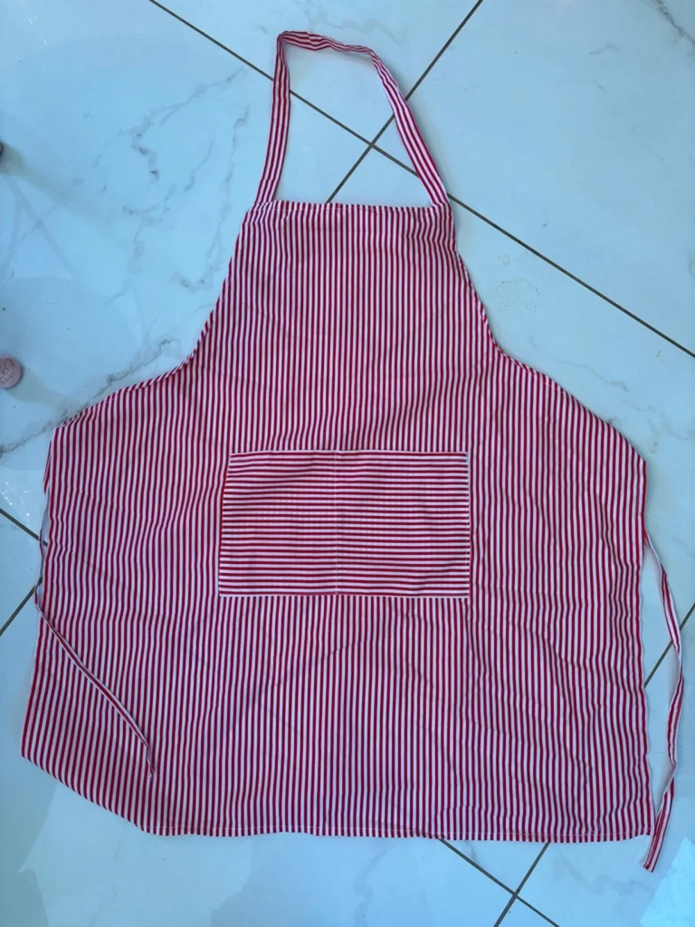 Colorful aprons. Set of 3 new